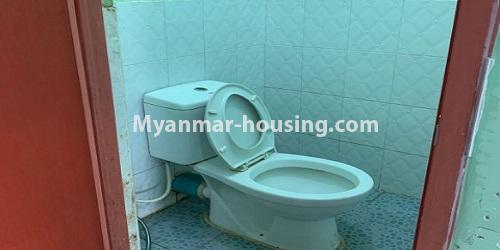 မြန်မာအိမ်ခြံမြေ - ငှားရန် property - No.4690 - သင်္ဃန်းကျွန်းတွင် အိပ်ခန်းနှစ်ခန်းပါသော ကွန်ဒိုခန်းငှားရန်ရှိသည်။common toilet view