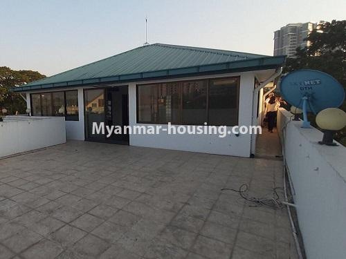 မြန်မာအိမ်ခြံမြေ - ငှားရန် property - No.4696 - ရန်ကင်းတွင် ရုံးခန်းကြီးဖွင့်ရန် သို့မဟုတ် လူနေရုံးခန်းအသုံးပြုရန် ခြံကျယ် သုံးထပ်ခွဲတိုက်အိမ် ငှားရန်ရှိသည်။top floor patio view