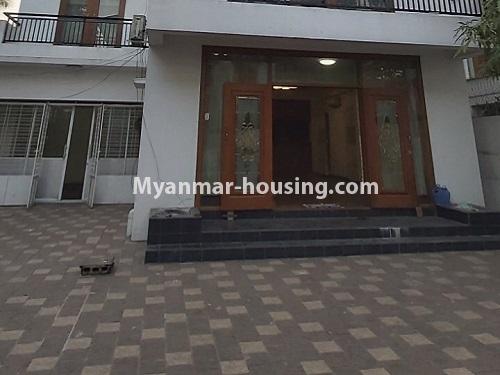 မြန်မာအိမ်ခြံမြေ - ငှားရန် property - No.4696 - ရန်ကင်းတွင် ရုံးခန်းကြီးဖွင့်ရန် သို့မဟုတ် လူနေရုံးခန်းအသုံးပြုရန် ခြံကျယ် သုံးထပ်ခွဲတိုက်အိမ် ငှားရန်ရှိသည်။building and car parking view