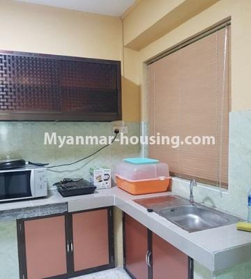 မြန်မာအိမ်ခြံမြေ - ငှားရန် property - No.4704 - ဗိုလ်တစ်ထောင် မဟာန၀ရတ်ကွန်ဒိုတွင် အိမ်ခန်းတစ်ခန်းပါသောအခန်း ငှားရန်ရှိသည်။kitchen view