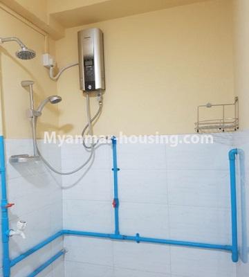 缅甸房地产 - 出租物件 - No.4704 - One BHK Maharnawat Condominium room for rent in Botahtaung! - bathroom view