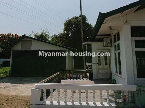 မြန်မာအိမ်ခြံမြေ - ငှားရန် property - No.4715 - ခြံဝန်းကျယ်ကျယ်နှင့် နေချင်သူများအတွက် အိမ်တစ်လုံး ငှားရန်ရှိသည်။  - main entrance view