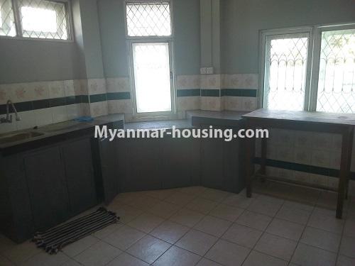 မြန်မာအိမ်ခြံမြေ - ငှားရန် property - No.4721 - ဈေးနှုန်းသင့်တင့်သည့် လုံးချင်းအိမ် ကောင်းကောင်း တစ်လုံး လှိုင်မြို့နယ်တွင် ငှားရန်ရှိသည်။ - kitchen view