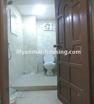 မြန်မာအိမ်ခြံမြေ - ငှားရန် property - No.4723 - မြေနီကုန်းအနီးတွင် အိပ်ခန်းသုံးခန်းပါသော ကွန်ဒိုခန်းကျယ် ငှားရန်ရှိသည်။ - bathroom view
