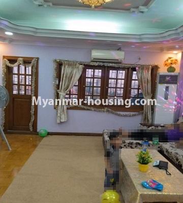 မြန်မာအိမ်ခြံမြေ - ငှားရန် property - No.4732 - ရန်ကုန်မြို့၏ မြို့လယ် စင်တာ တွင် နေချင်သူများအတွက် မြို့ထဲတွင် အခန်းငှားရန်ရှိသည်။ - living room view