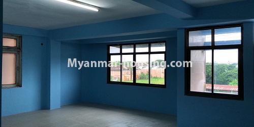ミャンマー不動産 - 賃貸物件 - No.4734 - Large office room for rent on Ba Yint Naung Road, Kamaryut Township. - another front side hall view