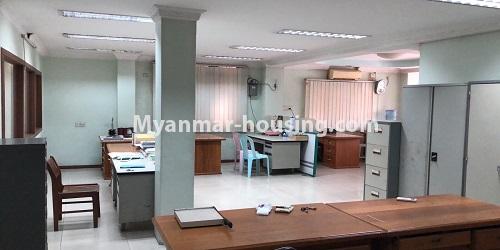 မြန်မာအိမ်ခြံမြေ - ငှားရန် property - No.4739 - ကမာရွတ်မြို့နယ် ဘုရင့်နောင်လမ်းမပေါ်တွင် ရုံးခန်းအကျယ် ငှားရန်ရှိသည်။another interior office view