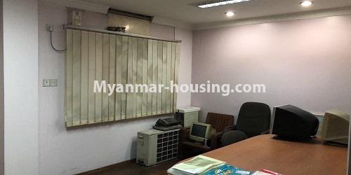 မြန်မာအိမ်ခြံမြေ - ငှားရန် property - No.4739 - ကမာရွတ်မြို့နယ် ဘုရင့်နောင်လမ်းမပေါ်တွင် ရုံးခန်းအကျယ် ငှားရန်ရှိသည်။ - another interior office view