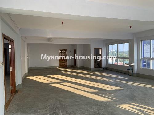 မြန်မာအိမ်ခြံမြေ - ငှားရန် property - No.4743 - ကြည့်မြင်တိုင် လမ်းမပေါ်တွင် အခန်းကျယ် ရုံးခန်းငှားရန်ရှိသည်။another hall view