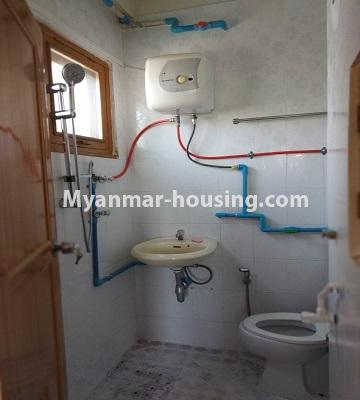 မြန်မာအိမ်ခြံမြေ - ငှားရန် property - No.4748 - ဂျပန်သံရုံးအနီးတွင် အခန်းသန့်သန့်လေး တစ်ခန်းငှားရန်ရှိသည်။bathroom view