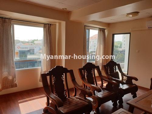 မြန်မာအိမ်ခြံမြေ - ငှားရန် property - No.4749 - ရန်ကင်းတွင် အသစ်စက်စက် အိပ်ခန်းသုံးခန်းပါသော ရွေှမိုးကောင်းကွန်ဒို ငှားရန်ရှိ်သည်။ - living room view