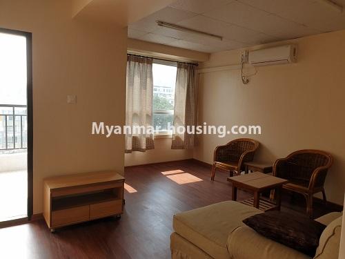 မြန်မာအိမ်ခြံမြေ - ငှားရန် property - No.4749 - ရန်ကင်းတွင် အသစ်စက်စက် အိပ်ခန်းသုံးခန်းပါသော ရွေှမိုးကောင်းကွန်ဒို ငှားရန်ရှိ်သည်။ - living room view