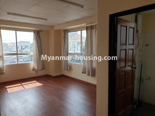 မြန်မာအိမ်ခြံမြေ - ငှားရန် property - No.4749 - ရန်ကင်းတွင် အသစ်စက်စက် အိပ်ခန်းသုံးခန်းပါသော ရွေှမိုးကောင်းကွန်ဒို ငှားရန်ရှိ်သည်။another bedroom view