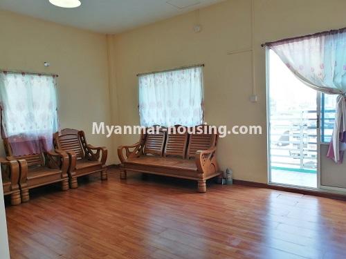 မြန်မာအိမ်ခြံမြေ - ငှားရန် property - No.4751 - ရန်ကုန် မြို့ထဲတွင် အိပ်ခန်းခြောက်ခန်းပါသော အပေါ်ဆုံးလွှာ ငှားရန်ရှိသည်။ - living room view