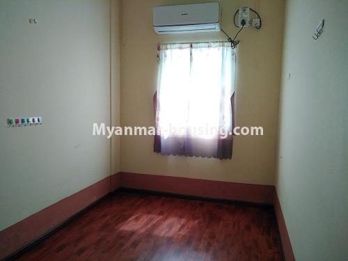မြန်မာအိမ်ခြံမြေ - ငှားရန် property - No.4751 - ရန်ကုန် မြို့ထဲတွင် အိပ်ခန်းခြောက်ခန်းပါသော အပေါ်ဆုံးလွှာ ငှားရန်ရှိသည်။single bedroom view