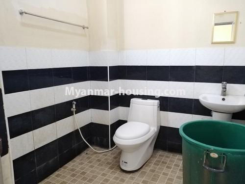 မြန်မာအိမ်ခြံမြေ - ငှားရန် property - No.4751 - ရန်ကုန် မြို့ထဲတွင် အိပ်ခန်းခြောက်ခန်းပါသော အပေါ်ဆုံးလွှာ ငှားရန်ရှိသည်။bathroom view
