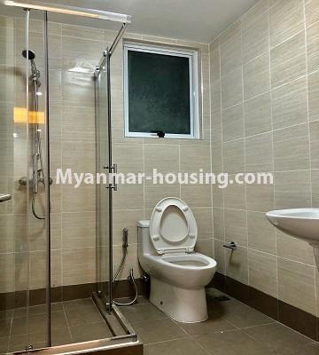ミャンマー不動産 - 賃貸物件 - No.4761 - Furnished and decorated B Zone 2BHK unit for rent in Star City, Thanlyin! - bathrom view