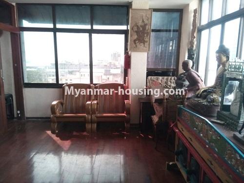 မြန်မာအိမ်ခြံမြေ - ငှားရန် property - No.4776 - ဥရောပ စတိုင်ပြင်ဆင်ထားသည့် အခန်းတစ်ခန်း မြို့ထဲတွင်ငှားရန်ရှိသည်။ - living room view