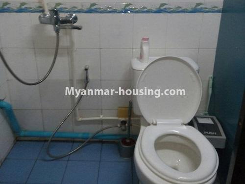 မြန်မာအိမ်ခြံမြေ - ငှားရန် property - No.4776 - ဥရောပ စတိုင်ပြင်ဆင်ထားသည့် အခန်းတစ်ခန်း မြို့ထဲတွင်ငှားရန်ရှိသည်။bathroom view