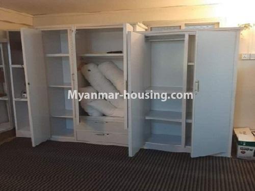 မြန်မာအိမ်ခြံမြေ - ငှားရန် property - No.4783 - ရွေှတိဂုံဘုရားအနီးတွင် တိုက်ခန်း ကောင်းကောင်းလေး တစ်ခန်း ငှားရန်ရှိသည်။bedroom wardrobe view
