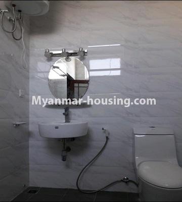 မြန်မာအိမ်ခြံမြေ - ငှားရန် property - No.4795 - ပြင်ဆင်ပြီး အိပ်ခန်းသုံးခန်းပါသောအခန်း လမ်းမတော်တွင် ငှားရန်ရှိသည်။bathroom view