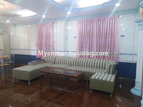 မြန်မာအိမ်ခြံမြေ - ငှားရန် property - No.4801 - စမ်းချောင်တွင် ပရိဘောဂပါပြီး အိပ်ခန်းတစ်ခန်းပါသော တိုက်ခန်းငှားရန် ရှိသည်။ - living room view