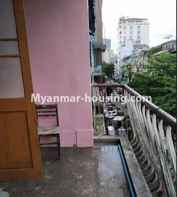 မြန်မာအိမ်ခြံမြေ - ငှားရန် property - No.4807 - သုံးလွှာနှင့် လေးလွှာ ဟောတိုက်ခန်း မြို့ထဲတွင် ငှားရန်ရှိသည်။ - kitchen view