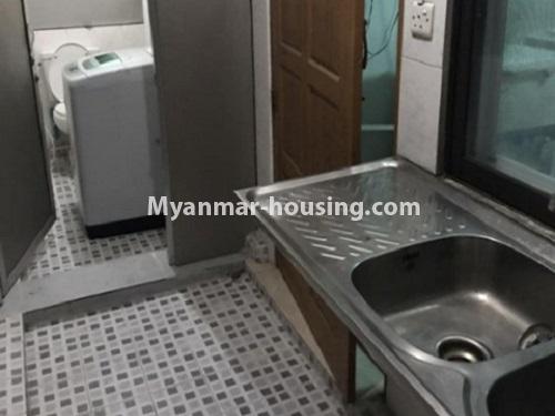 မြန်မာအိမ်ခြံမြေ - ငှားရန် property - No.4813 - ဖဆပလအိမ်ရာတွင် တိုက်ခန်းတစ်ခန်း ငှားရန်ရှိသည်။ - common bathroom view