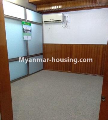 缅甸房地产 - 出租物件 - No.4814 - Kandawgyi Tower condominium room for rent in Mingalar Taung Nyunt! - bedroom view