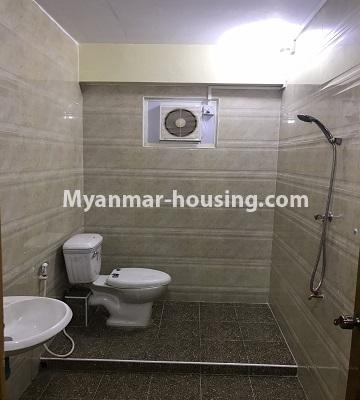 မြန်မာအိမ်ခြံမြေ - ငှားရန် property - No.4829 - ဗဟန်းရွေှတိဂုံဘုရားအနီးတွင် အိပ်ခန်းနှစ်ခန်းပါသော ဒဂုံတာဝါကွန်ဒိုခန်း ငှားရန်ရှိသည်။ - another bathroom view