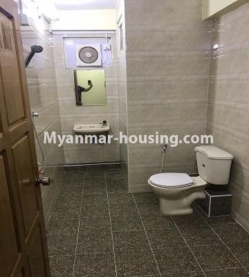 မြန်မာအိမ်ခြံမြေ - ငှားရန် property - No.4829 - ဗဟန်းရွေှတိဂုံဘုရားအနီးတွင် အိပ်ခန်းနှစ်ခန်းပါသော ဒဂုံတာဝါကွန်ဒိုခန်း ငှားရန်ရှိသည်။ - another bathroom view