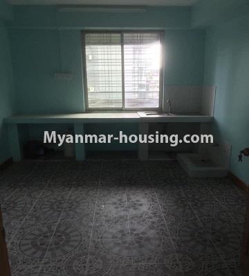 မြန်မာအိမ်ခြံမြေ - ငှားရန် property - No.4835 - ဗဟန်းရွေှတိဂုံဘုရားအနီးတွင် အိပ်ခန်းနှစ်ခန်းပါသော ဒဂုံတာဝါကွန်ဒိုခန်း ငှားရန်ရှိသည်။kitchen view