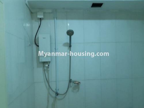 မြန်မာအိမ်ခြံမြေ - ငှားရန် property - No.4837 - ရတနာနှင်းဆီအိမ်ရာတွင် အခန်းကျယ်တစ်ခန်း ငှားရန်ရှိသည်။bathroom view