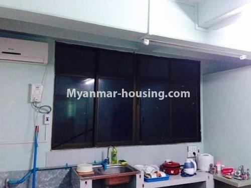မြန်မာအိမ်ခြံမြေ - ငှားရန် property - No.4838 - ဈေးနှုန်းသင့်တင်သည့် အခန်းကျယ်တစ်ခန်း ဗိုလ်တထောင်တွင်ငှားရန်ရှိသည်။kitchen view