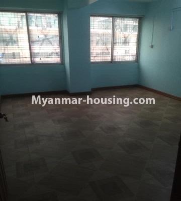 မြန်မာအိမ်ခြံမြေ - ငှားရန် property - No.4842 - ဗဟန်းရွေှတိဂုံဘုရားအနီးတွင် အိပ်ခန်းနှစ်ခန်းပါသော ဒဂုံတာဝါကွန်ဒိုခန်း ငှားရန်ရှိသည်။another view of living room