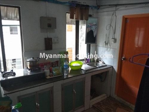 မြန်မာအိမ်ခြံမြေ - ငှားရန် property - No.4850 - မရမ်းကုန်း မုဒိုတာအိမ်ရာတွင် အိပ်ခန်းနှစ်ခန်းပါသော အခန်းငှားရန်ရှိသည်။kitchen view