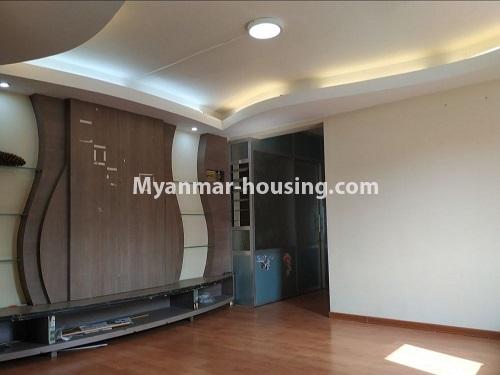 မြန်မာအိမ်ခြံမြေ - ငှားရန် property - No.4855 - စမ်းချောင်းတွင် အိပ်ခန်းနှစ်ခန်းပါသောတို်က်ခန်း ငှားရန်ရှိ်သည်။ - living room view