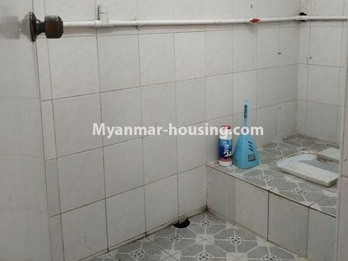 မြန်မာအိမ်ခြံမြေ - ငှားရန် property - No.4855 - စမ်းချောင်းတွင် အိပ်ခန်းနှစ်ခန်းပါသောတို်က်ခန်း ငှားရန်ရှိ်သည်။common bathroom view