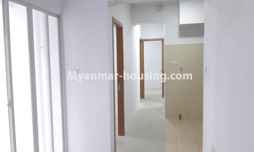 မြန်မာအိမ်ခြံမြေ - ငှားရန် property - No.4857 - ဧရာချမ်းသာကွန်ဒိုတွင် အိပ်ခန်းနှစ်ခန်းပါသောအခန်း ငှားရန်ရှိသည်။  - living room and corridor view