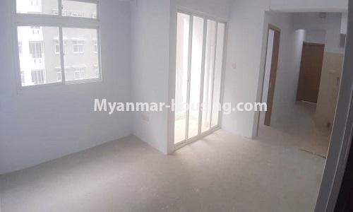 မြန်မာအိမ်ခြံမြေ - ငှားရန် property - No.4857 - ဧရာချမ်းသာကွန်ဒိုတွင် အိပ်ခန်းနှစ်ခန်းပါသောအခန်း ငှားရန်ရှိသည်။ another view of living room