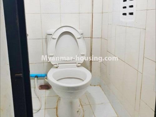 ミャンマー不動産 - 賃貸物件 - No.4858 - Furnished sixth floor apartment room for rent in Sanchaung! - toilet view