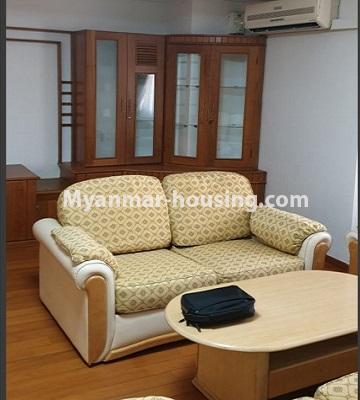 မြန်မာအိမ်ခြံမြေ - ငှားရန် property - No.4859 - မြန်မာပလာဇာအနီး တက္ကသိုလ်ရိပ်မွန်ကွန်ဒိုတွင် အခန်းငှားရန်ရှိသည်။living room sofa settee view