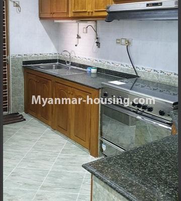 မြန်မာအိမ်ခြံမြေ - ငှားရန် property - No.4859 - မြန်မာပလာဇာအနီး တက္ကသိုလ်ရိပ်မွန်ကွန်ဒိုတွင် အခန်းငှားရန်ရှိသည်။kitchen view