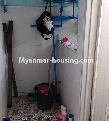 မြန်မာအိမ်ခြံမြေ - ငှားရန် property - No.4869 - ရန်ကင်းတွင် အိပ်ခန်းနှစ်ခန်းပါသော နှစ်လွှာတိုက်ခန်း ငှားရန်ရှိသည်။bathroom view