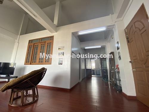 မြန်မာအိမ်ခြံမြေ - ငှားရန် property - No.4876 - ရန်ကုန်မြို့ထဲတွင် အိပ်ခန်းသုံးခန်းပါသော ကွန်ဒိုတိုက်ခန်း ငှားရန်ရှိသည်။ - hallway view