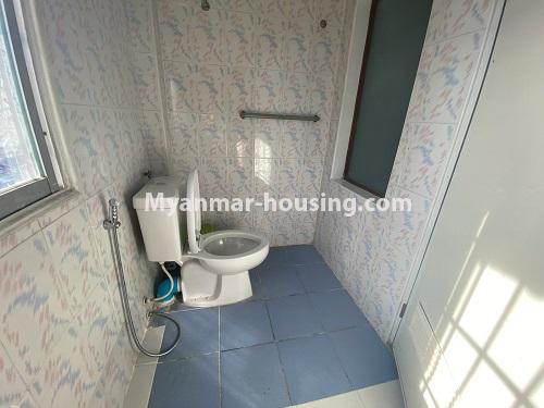 မြန်မာအိမ်ခြံမြေ - ငှားရန် property - No.4876 - ရန်ကုန်မြို့ထဲတွင် အိပ်ခန်းသုံးခန်းပါသော ကွန်ဒိုတိုက်ခန်း ငှားရန်ရှိသည်။bathroom view