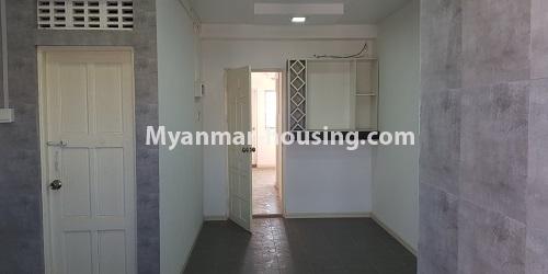 မြန်မာအိမ်ခြံမြေ - ငှားရန် property - No.4889 - ဗဟိုလမ်းမပေါ်တွင် အခန်းတစ်ခန်း ငှားရန်ရှိသည်။