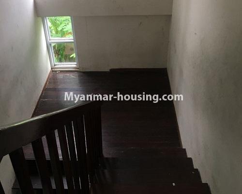 မြန်မာအိမ်ခြံမြေ - ငှားရန် property - No.4899 - ပင်လုံရိပ်မွန် အိမ်ရာထဲတွင် လုံးချင်းတစ်လုံး ငှားရန်ရှိသည်။ - stairs view