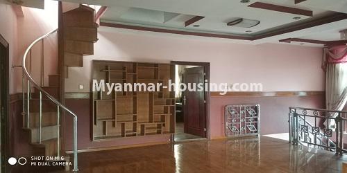မြန်မာအိမ်ခြံမြေ - ငှားရန် property - No.4903 - မင်္ဂလာဒုံတွင် ပရိဘောဂပါပြီး နှစ်ထပ်အိ်မ်တစ်လုံး ငှားရန်ရှိ်သည်။ - living room view