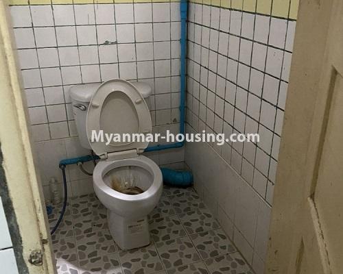 မြန်မာအိမ်ခြံမြေ - ငှားရန် property - No.4912 - လူနေရုံးခန်းဖွင့်ရန်သင့်တော်သည့် ဟောင်ကောင်အခန်းတစ်ခန်း ငှားရန်ရှိသည်။ - another toilet view